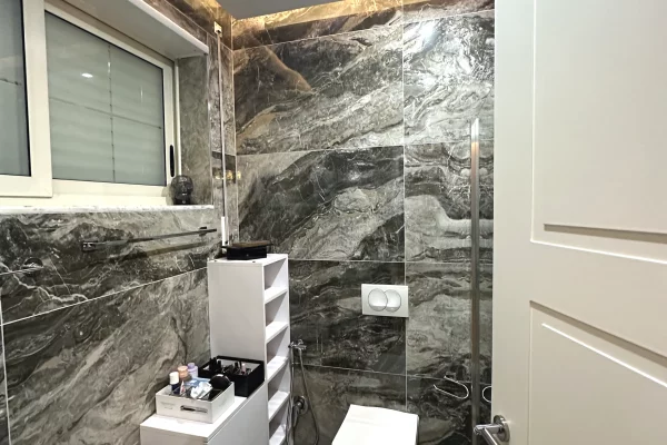 Shtepi ne shitje Apartament ne Tirane, 3+1, Mobilimi E mobiluar, Pagesa 390,000  Euro.