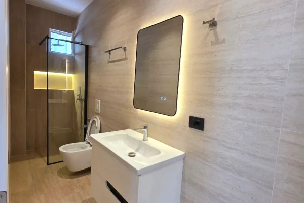 Shtepi ne shitje Apartament ne Tirane, 1+1, Mobilimi E mobiluar, Pagesa 122,001  Euro.