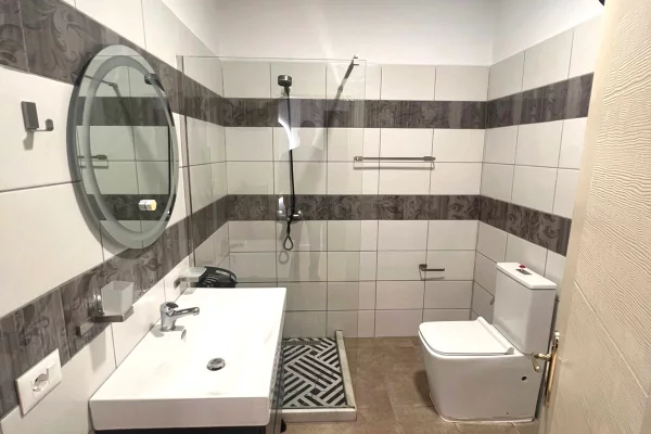 Shtepi me qera Apartament ne Tirane, 2+1, Mobilimi E mobiluar, Pagesa 850  Euro.