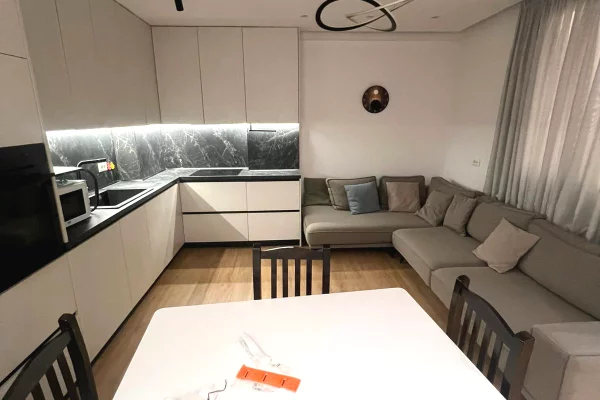 Shtepi me qera Apartament ne Tirane, 2+1, Mobilimi E mobiluar, Pagesa 850  Euro.