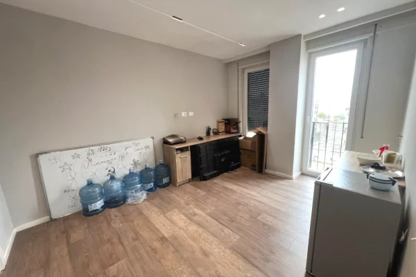 Shtepi ne shitje Apartament ne Tirane, 3+1, Mobilimi Bosh, pa mobiluar, Pagesa 285,000  Euro.