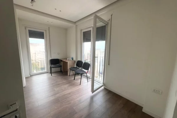 Shtepi ne shitje Apartament ne Tirane, 3+1, Mobilimi Bosh, pa mobiluar, Pagesa 285,000  Euro.