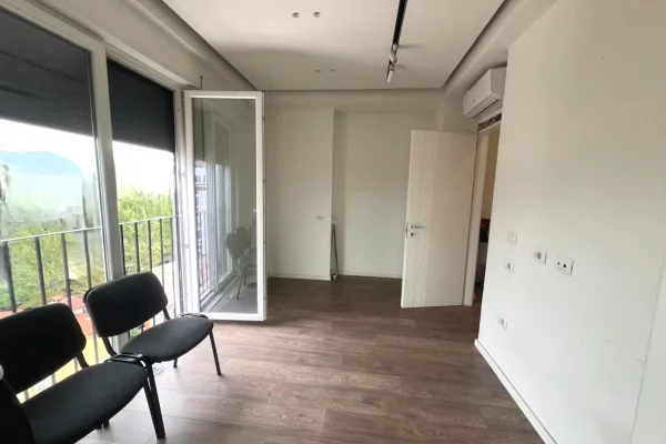 Shtepi ne shitje Apartament ne Tirane, 3+1, Mobilimi Bosh, pa mobiluar, Pagesa 285,000  Euro.