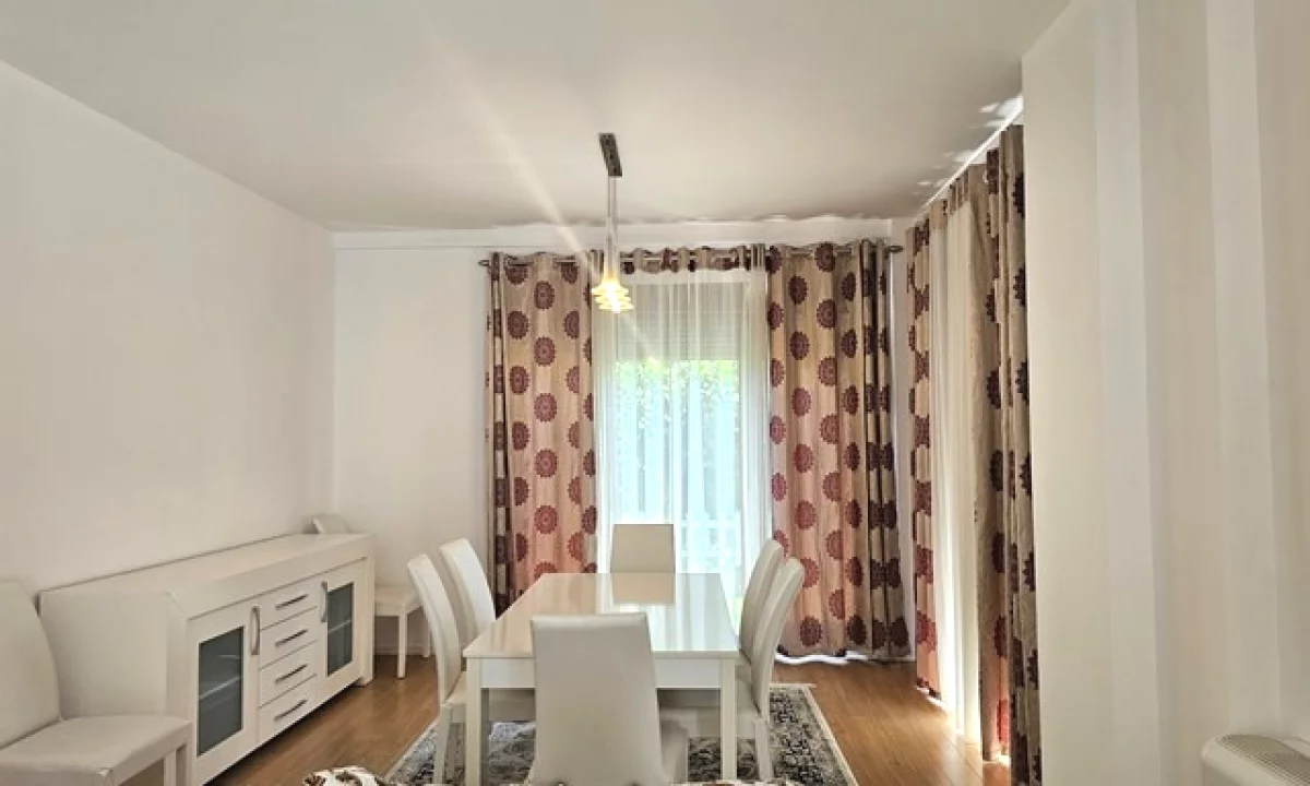 Shtepi me qera Vila Luksoze ne Tirane, 4+1, Mobilimi E mobiluar, Pagesa 2,500  Euro.