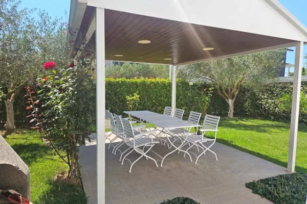 Shtepi me qera Vila Luksoze ne Tirane, 4+1, Mobilimi E mobiluar, Pagesa 2,500  Euro.