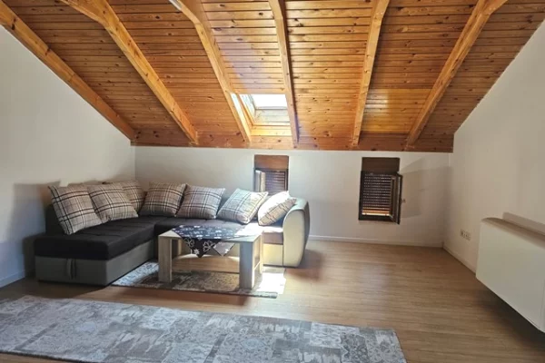 Shtepi me qera Vila Luksoze ne Tirane, 4+1, Mobilimi E mobiluar, Pagesa 2,500  Euro.