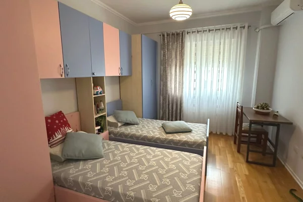 Shtepi me qera Apartament ne Tirane, 2+1, Mobilimi E mobiluar, Pagesa 900  Euro.