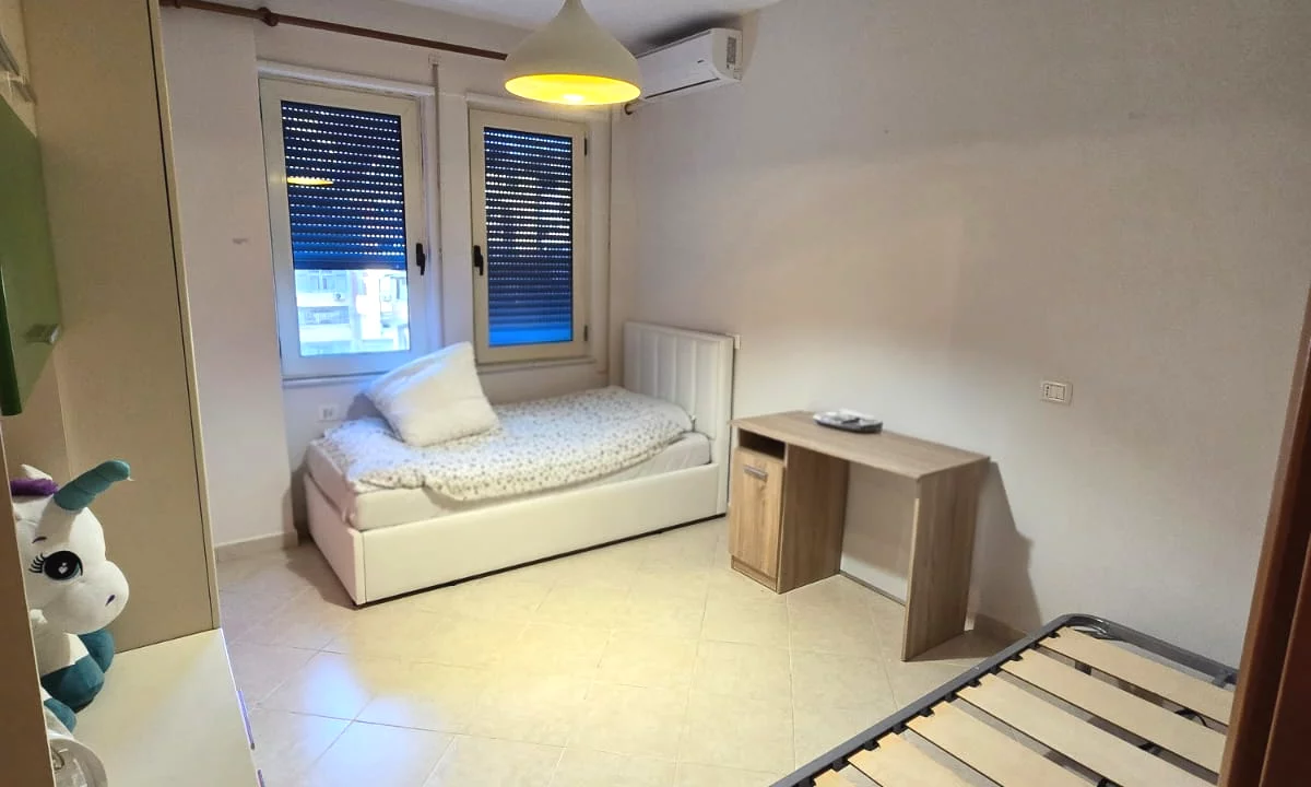 Shtepi me qera Apartament ne Tirane, 2+1, Mobilimi E mobiluar, Pagesa 900  Euro.