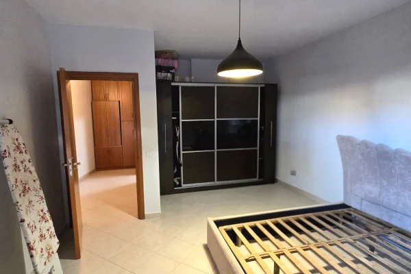 Shtepi me qera Apartament ne Tirane, 2+1, Mobilimi E mobiluar, Pagesa 900  Euro.