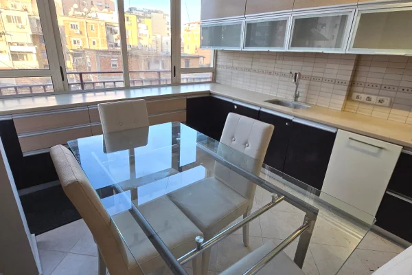 Shtepi me qera Apartament ne Tirane, 2+1, Mobilimi E mobiluar, Pagesa 900  Euro.