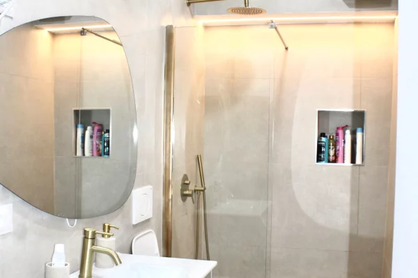 Shtepi ne shitje Apartament ne Tirane, 2+1, Mobilimi E mobiluar, Pagesa 250,000  Euro.