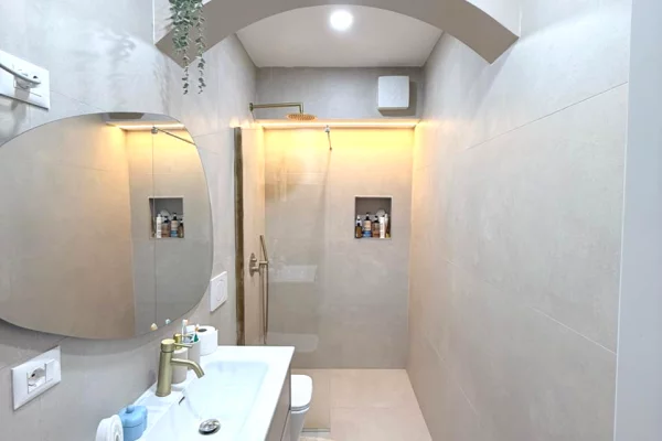 Shtepi ne shitje Apartament ne Tirane, 2+1, Mobilimi E mobiluar, Pagesa 239,990  Euro.