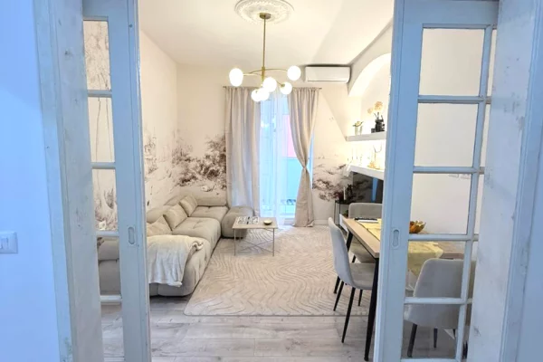 Shtepi ne shitje Apartament ne Tirane, 2+1, Mobilimi E mobiluar, Pagesa 239,990  Euro.