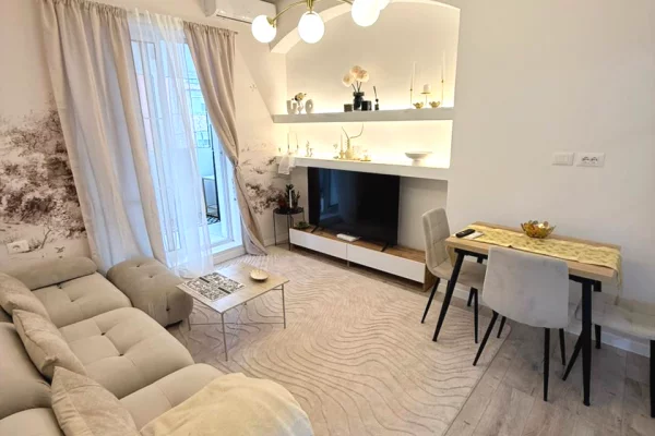 Shtepi ne shitje Apartament ne Tirane, 2+1, Mobilimi E mobiluar, Pagesa 239,990  Euro.