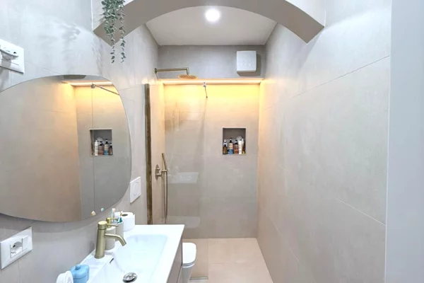 Shtepi ne shitje Apartament ne Tirane, 2+1, Mobilimi E mobiluar, Pagesa 239,990  Euro.