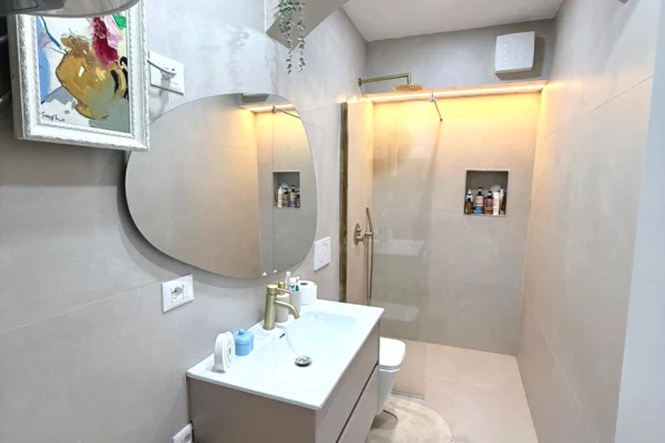 Shtepi ne shitje Apartament ne Tirane, 2+1, Mobilimi E mobiluar, Pagesa 239,990  Euro.