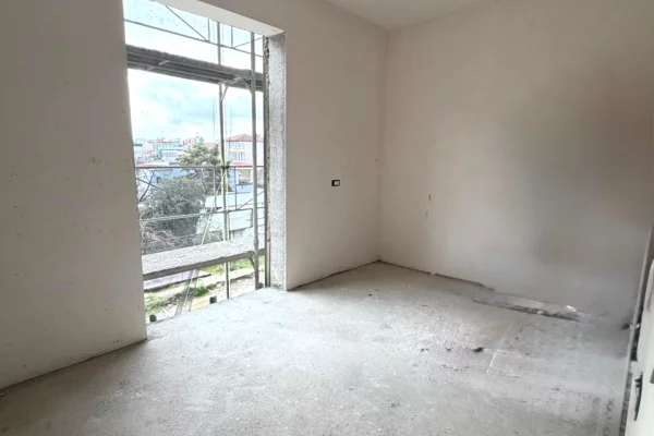 Shtepi ne shitje Apartament ne Tirane, 1+1, Mobilimi Bosh, pa mobiluar, Pagesa 125,630  Euro.