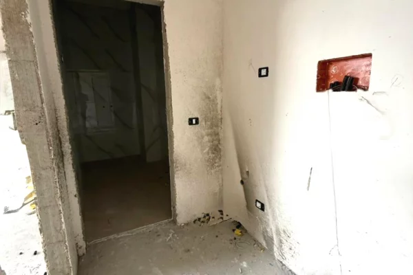 Shtepi ne shitje Apartament ne Tirane, 1+1, Mobilimi Bosh, pa mobiluar, Pagesa 125,630  Euro.