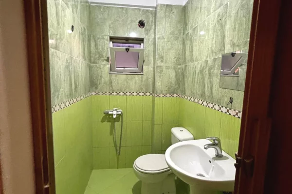 Shtepi ne shitje Apartament ne Tirane, 2+1, Mobilimi Bosh, pa mobiluar, Pagesa 155,000  Euro.