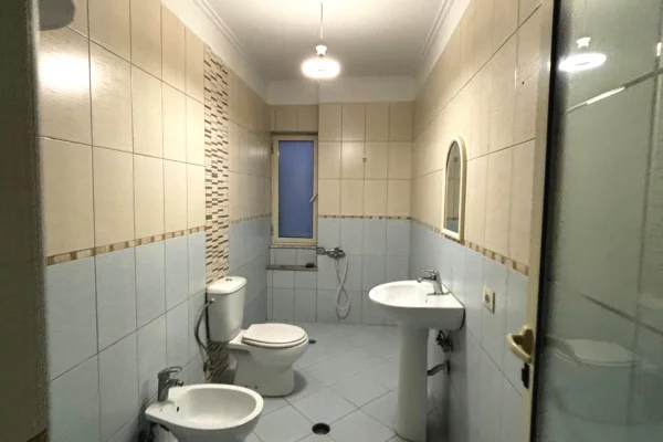 Shtepi ne shitje Apartament ne Tirane, 2+1, Mobilimi Bosh, pa mobiluar, Pagesa 155,000  Euro.