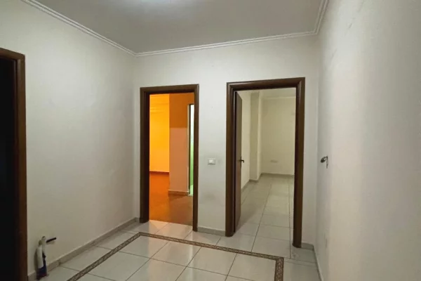 Shtepi ne shitje Apartament ne Tirane, 2+1, Mobilimi Bosh, pa mobiluar, Pagesa 155,000  Euro.