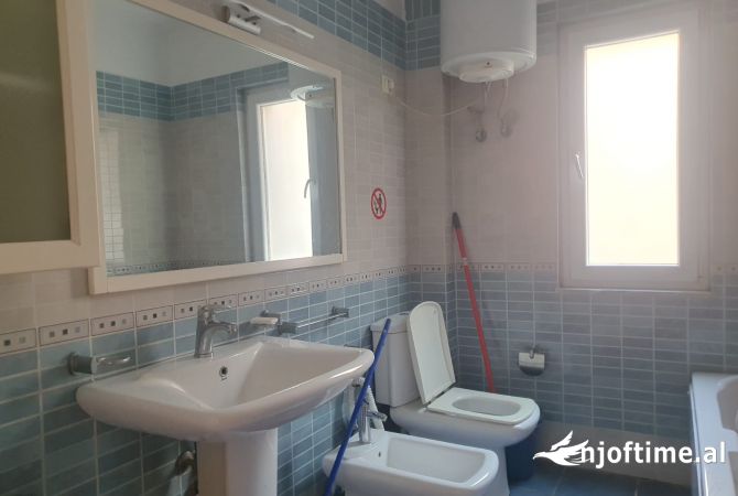 Ambiente Commerciale in Affitto 3+1 a Tirana - 950 Euro