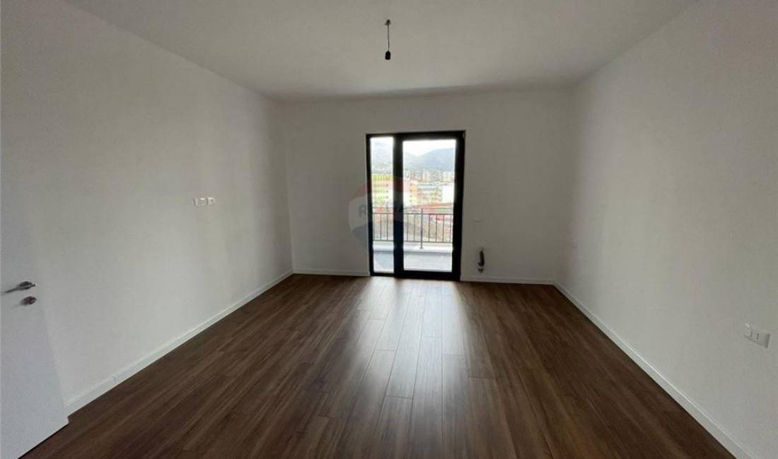 jepet zyre me qira tek farmacia 10