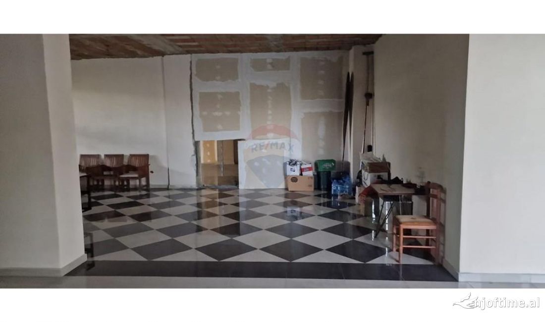 Jepet dyqan me qira ne Institut