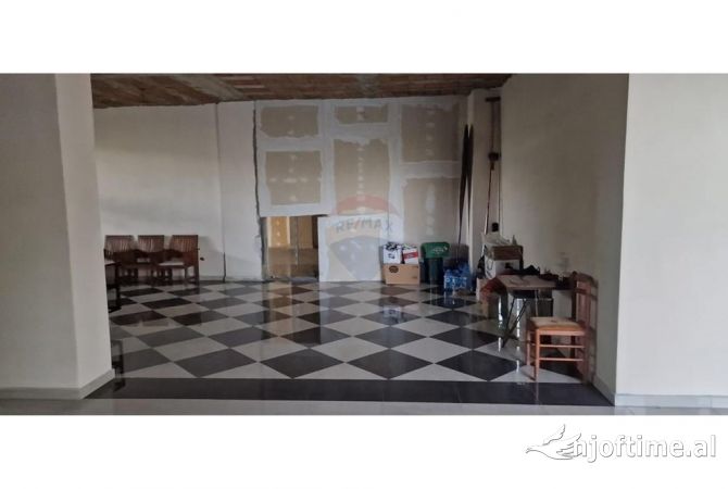 Ambiente Commerciale in Affitto 1+1 a Tirana - 1,300 Euro