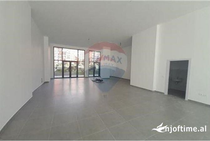 Ambiente Commerciale in Affitto 1+1 a Tirana - 2,000 Euro