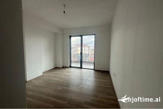 Ambiente Commerciale in Affitto 3+1 a Tirana - 700 Euro