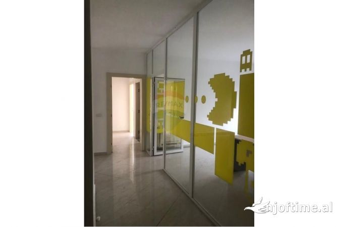 Ambiente Commerciale in Affitto 3+1 a Tirana - 1,300 Euro