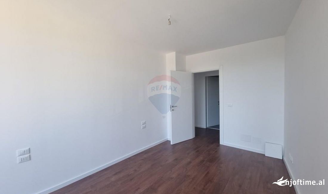 Jepet zyre me qira tek Hollton Garden prane delijorgjit