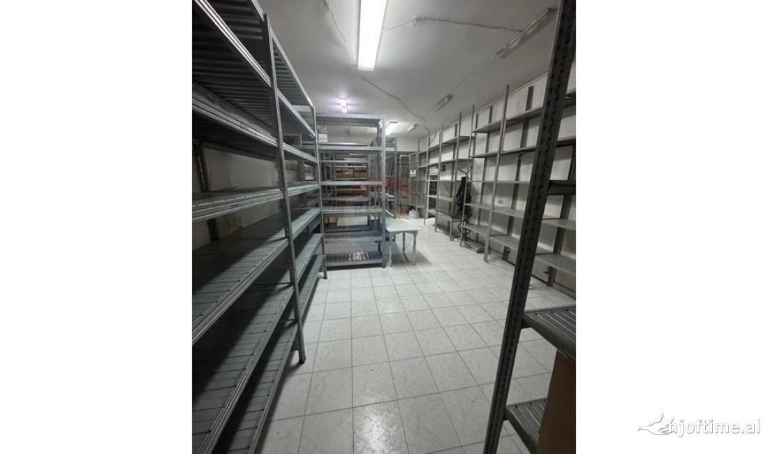 Jepet dyqan me qira tek Rruga e Kavajes