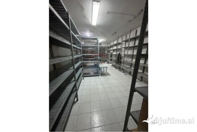 Jepet dyqan me qira tek Rruga e Kavajes