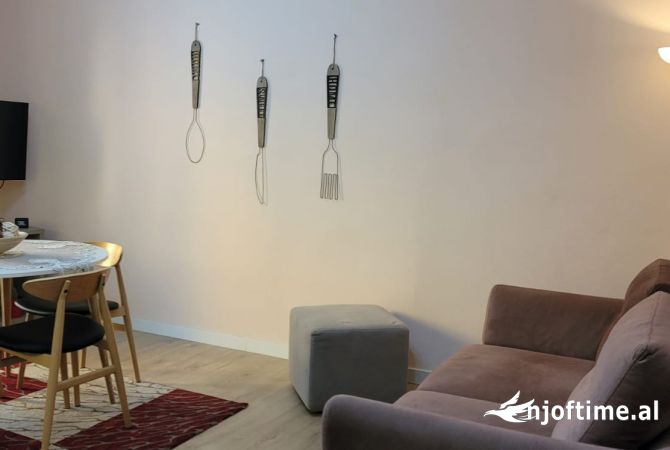 Shtepi me qera Apartament ne Tirane, 2+1, Mobilimi E mobiluar, Pagesa 750  Euro.