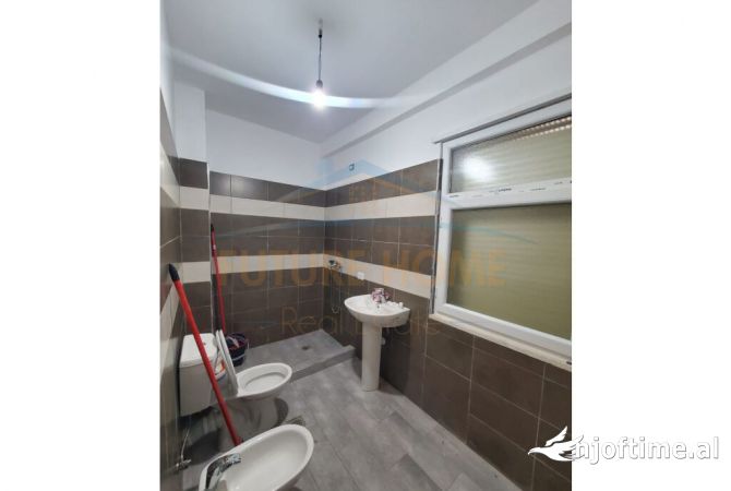 Shtepi ne shitje Apartament ne Tirane, 2+1, Mobilimi Bosh, pa mobiluar, Pagesa 118,000  Euro.