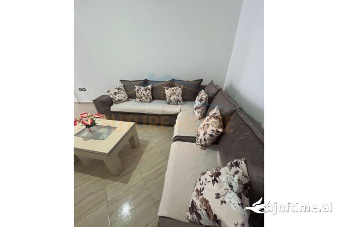 Shtepi ne shitje Apartament ne Tirane, 2+1, Mobilimi Pjeserisht e mobiluar, Pagesa 80,000  Euro.