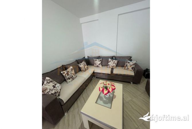 Shtepi ne shitje Apartament ne Tirane, 2+1, Mobilimi Pjeserisht e mobiluar, Pagesa 80,000  Euro.