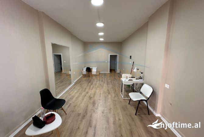 Shitet, Ambient Biznesi, Komuna e Parisit