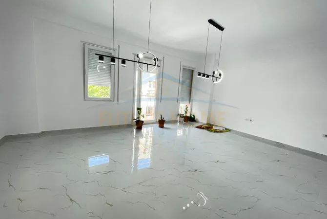  Ambient Biznesi, me Qera, Rruga 5 Maji,Tirane.