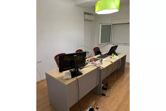  Ambient Zyrash Per Qera, Sheshi Wilson, Tirane