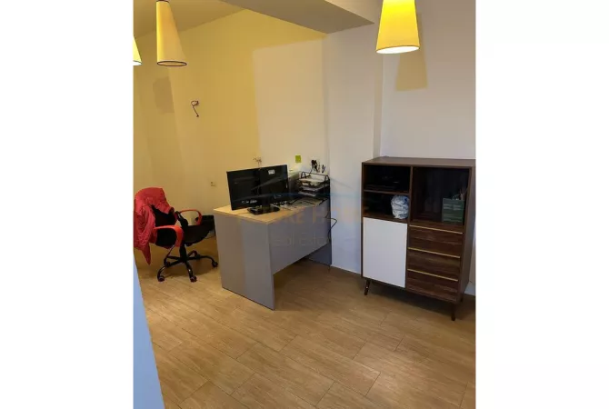  Ambient Zyrash Per Qera, Sheshi Wilson, Tirane