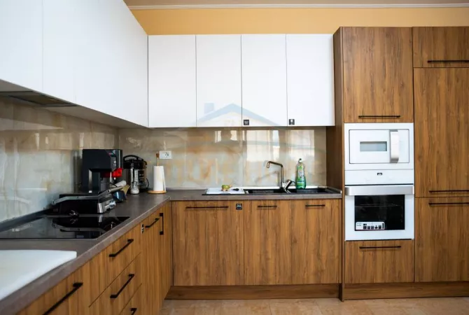 Shtepi ne shitje Penthose(kati i fundit panoramik) ne Tirane, 3+1, Mobilimi E mobiluar, Pagesa 588,000  Euro.