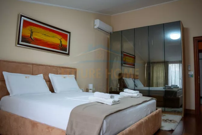 Shtepi ne shitje Penthose(kati i fundit panoramik) ne Tirane, 3+1, Mobilimi E mobiluar, Pagesa 588,000  Euro.