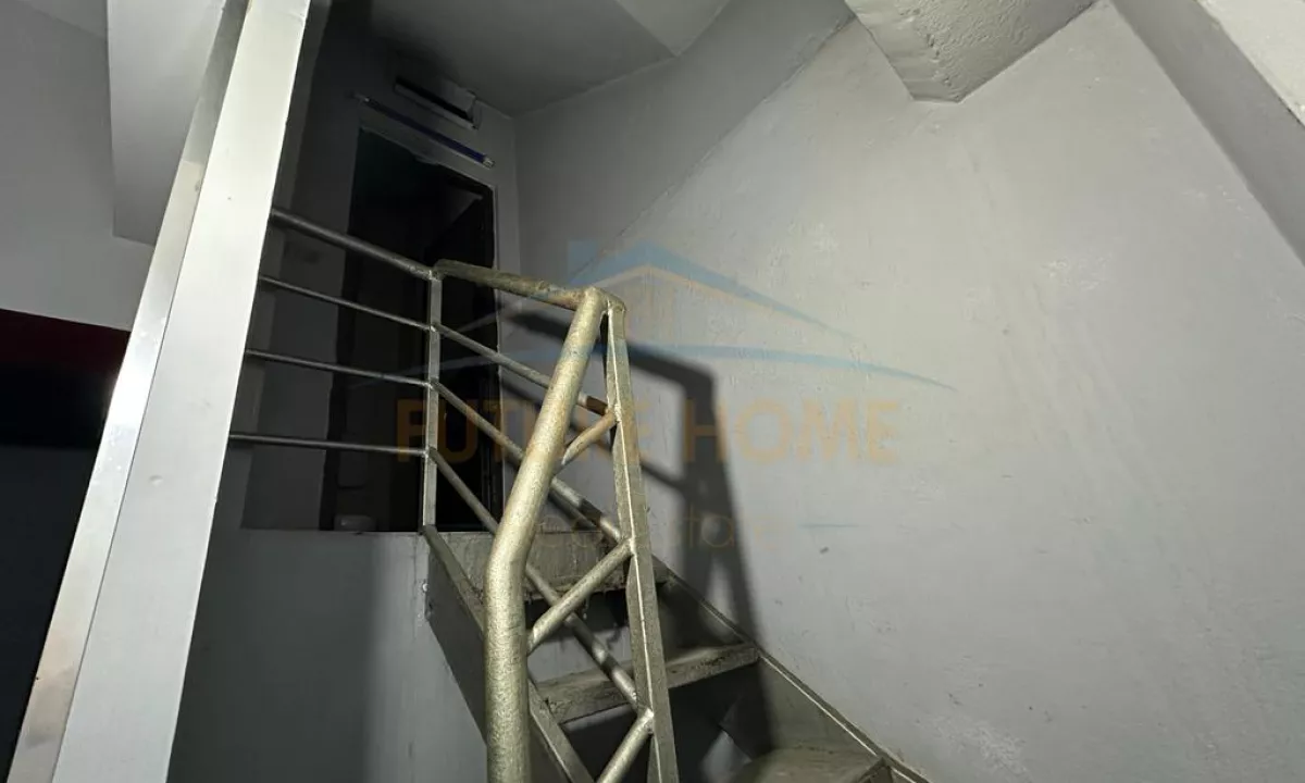 Magazine Per Qera, Shkolla e Kuqe, Tirane