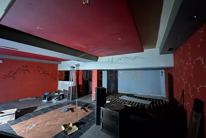 Magazine Per Qera, Shkolla e Kuqe, Tirane