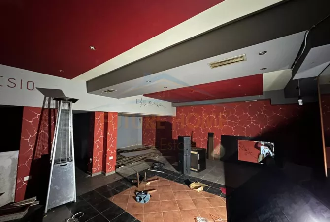 Magazine Per Qera, Shkolla e Kuqe, Tirane