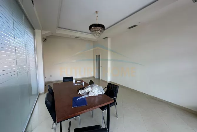 Ambient Biznesi Per Qera, Shkolla e Kuqe