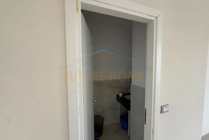 Ambient Biznesi Per Qera, Shkolla e Kuqe